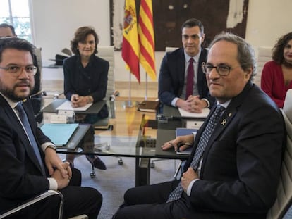 Las dos delegaciones del Gobierno y la Generalitat ayer en La Moncloa. 