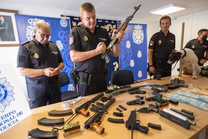 La Policía Nacional interviene un arsenal de armas al registrar el domicilio del individuo detenido por embestir a tres agentes en Sanlúcar de Barrameda, Cádiz