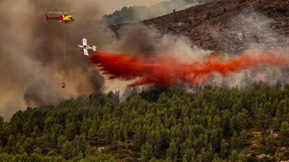 Medios aéreos trabajan en la extinción del incendio en Bejís, este miércoles.