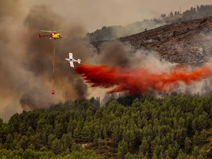 Medios aéreos trabajan en la extinción del incendio en Bejís, este miércoles.