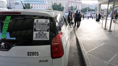 Un taxi en Madrid con uno de los carteles de la huelga de este martes.