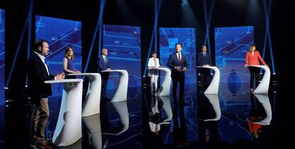 Fotografías cedidas por la televisión pública vasca ETB de los candidatos a las elecciones del próximo 12 de julio celebrando un debate en Bilbao.