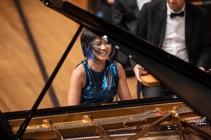 Yuja Wang sonríe al tiempo que toca la segunda de las dos piezas que regaló fuera de programa.
