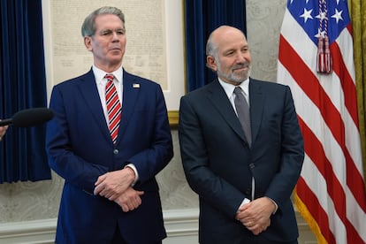 El secretario del Tesoro, Scott Bessent, a la izquierda, y el secretario de Comercio, Howard Lutnick, este viernes en la Casa Blanca.
