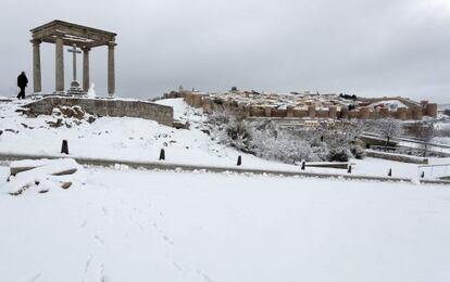 Vista de Ávila desde los Cuatro Postes después de la nevada caída este lunes.