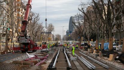 Obras del tranvía, en la Diagonal de Barcelona, a dos meses de las elecciones y con la plaza de les Glòries al fondo.