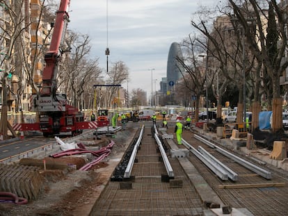 Obras del tranvía, en la Diagonal de Barcelona, a dos meses de las elecciones y con la plaza de les Glòries al fondo.