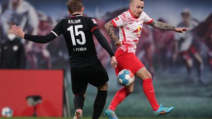 Kilian, del Colonia y Angeliño pugnan por el balón, durante el partido del pasado viernes.