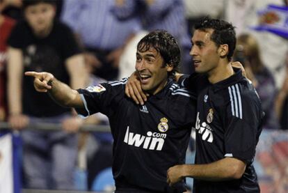 Raúl celebra con Arbeloa su gol ante el Zaragoza, colocándose como máximo goleador de la historia del Madrid