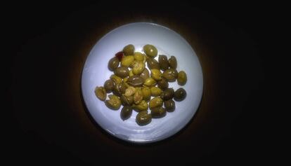 Olives 'trencades', partides, una addicció per a molts nadius i agregats, aspres, motivadores.