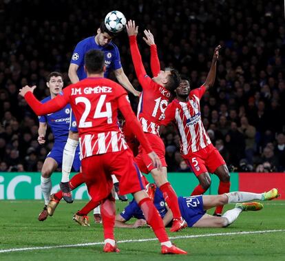 Álvaro Morata golpea del balón de cabeza con la presión de Lucas Hernández.