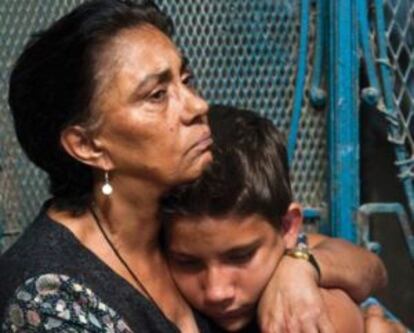 Los actores Alina Rodríguez, la maestra, y Armando Valdés, el niño protagonista, en un fotograma de 'Conducta'.