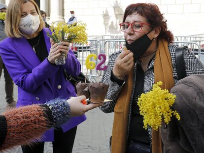 Dolors Bassa sopla las velas por su 62 cumpleaños en presencia de Carme Forcadell, el pasado febrero.