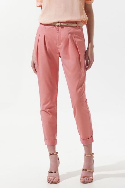 En rosa pastel con vuelta, de Zara (25,95 euros).