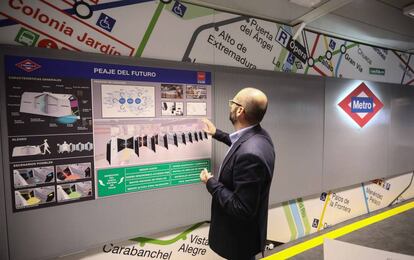 Fernando Morales, coordinador de Ingeniería Estratégica de Metro, mostrando las nuevas puertas de acceso del suburbano en la Estación 4.0. 