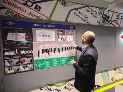 Fernando Morales, coordinador de Ingeniería Estratégica de Metro, mostrando las nuevas puertas de acceso del suburbano en la Estación 4.0. 