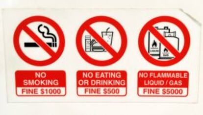Cartel indicativo en el metro de Singapur.