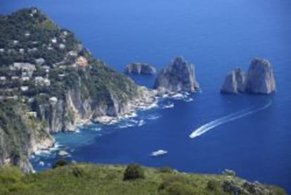 Recorrer a pie las calles de Capri es la mejor opción. En la casa de Tiberio, las vistas de los farallones impactan.