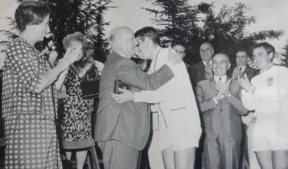 Manolo Santana abraza a Franco tras jugar en El Pardo con Arilla, derecha.