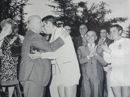 Manolo Santana abraza a Franco tras jugar en El Pardo con Arilla, derecha.