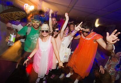 Un grupo de personas bailan en la <i>Slumber Rave, en el área de Shangari, en el Festival de Glastonbury, que cumple 40 años de historia.</i>