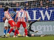 Julián Álvarez, ante la mirada de Griezmann, anota el gol decisivo, este sábado ante el Oviedo en el Carlos Tartiere.