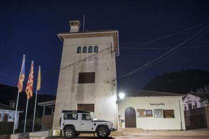 Una estelada ondea el Ayuntamiento de Gallifa. 