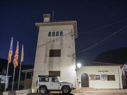 An ‘estelada’ flag flies outside Gallifa town council, in Barcelona province.