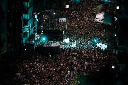 Miles de personas en el exterior del Congreso en Buenos Aires. En 2018, 38 mujeres fallecieron por complicaciones médicas derivadas de abortos inseguros. Cerca de 39.000 tuvieron que ser hospitalizadas por la misma causa.