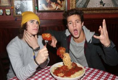 Cameron con su amigo Nash Grier disfrutando de unos espagueti.