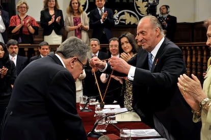 El Rey Juan Carlos entrega el galardón al escritor mexicano José Emilio Pacheco  durante el acto de entrega del Premio Cervantes, en el Paraninfo de la Universidad de Alcalá de Henares.