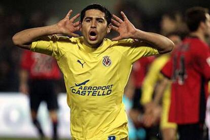 Riquelme festeja su gol a Osasuna.