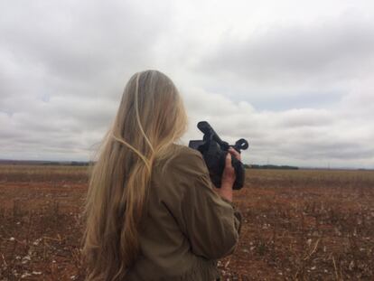 A diretora Paula Gaitán, durante a filmagem de 'Luz nos trópicos'.