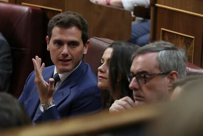 Los dirigentes de Ciudadanos, Albert Rivera, Inés Arrimadas y José Manuel Villegas, este jueves, en el hemiciclo.