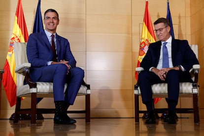 El líder del PP, Alberto Núñez Feijóo (d), y el presidente del Gobierno en funciones y secretario general del PSOE, Pedro Sánchez.