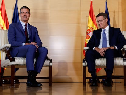 El líder del PP, Alberto Núñez Feijóo (d), y el presidente del Gobierno en funciones y secretario general del PSOE, Pedro Sánchez.