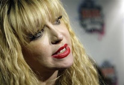 Al parecer, todo vale para Courtney Love a la hora de promocionar el nuevo álbum de Hole, <i>Nobody's daughter</i>. La viuda de Kurt Cobain ha confesado que fue amante de Gavin Rossdale, actual marido de la vocalista de No Doubt, Gwen Stefani, cuando estos ya eran novios. La cantante ha explicado que durante ocho meses mantuvo relaciones sexuales con Rossdale, guitarra y voz del grupo Bush, con quien incluso llegó a pensar en casarse, si bien este ya había empezado su romance con Gwen Stefani. Sin embargo, la revelación de Love no supone una sorpresa para Stefani, quien según la viuda de Cobain, es conocedora de esa infidelidad del que por entonces era su novio.