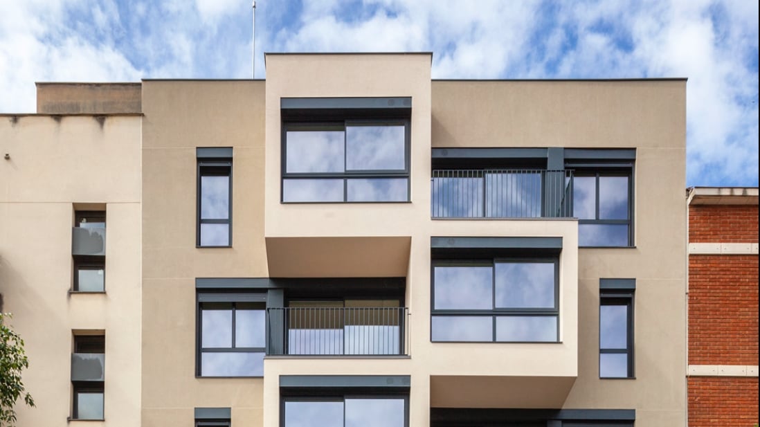 Detalle de la fachada de una promoción de vivienda asequible construida por Visoren ya entregada en Manresa. Cedida por la empresa