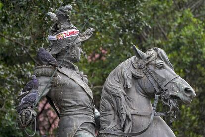 Estatua del héroe centroamericano Francisco Morazan con una diadema de un material de campaña del candidato presidencial del Partido Libre Xiomara Castro.