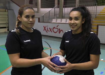 Marizza Faría y su hija, este martes en Gijón antes del entrenamiento.