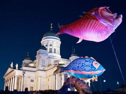 Vista de la catedral de Helsinki, en la plaza del Senado, durante la Noche de las Artes, uno de los eventos destacados del veraniego Festival de Helsinki. 