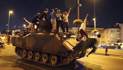 Manifestantes encima de un tanque tras el golpe de Estado fallido en Turqu&iacute;a el pasado julio.