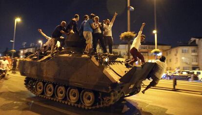 Manifestantes encima de un tanque tras el golpe de Estado fallido en Turqu&iacute;a el pasado julio.