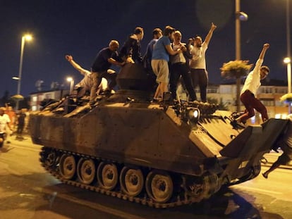 Manifestantes encima de un tanque tras el golpe de Estado fallido en Turqu&iacute;a el pasado julio.