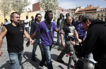 De izquierda a derecha, Pulpul (de Ska-P) y Serigne Momar Gaye, Roberto Secci y Sergio Piras (de Tamurita), ayer en Lavapiés.