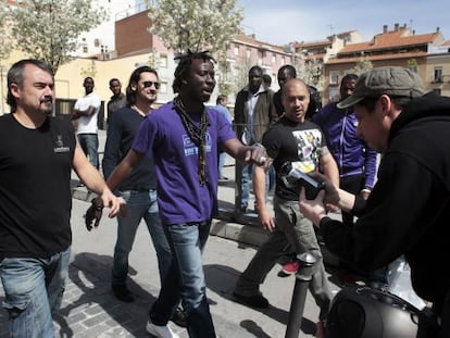 De izquierda a derecha, Pulpul (de Ska-P) y Serigne Momar Gaye, Roberto Secci y Sergio Piras (de Tamurita), ayer en Lavapiés.