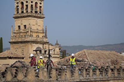  Operarios de la Mezquita de Córdoba durante los trabajos sobre una de las cubiertas donde se produjo el incendio. Fotos Chencho Martínez.