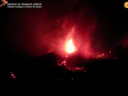 Vídeo | “¡Nos retiramos de la zona por caída de lluvia piroclástica!”: el sonido del material volcánico cayendo del cielo