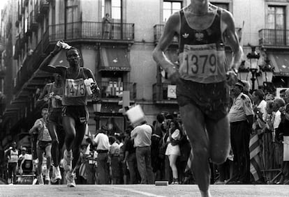 Els barcelonins van acompanyar els Jocs i es van bolcar en la marató. A la foto, el sud-africà Abel Mokibe es refresca. Davant d'ell, el polonès Wieslaw Perszke.