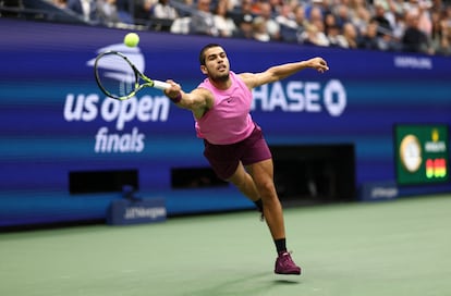 Carlos Alcaraz devuelve un golpe contra Jannik Sinner durante la final masculina individual del US Open, en Nueva York.
